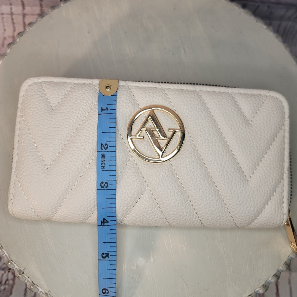 NWOT Adrienne Vittadini Elegant Cream Women's Card   Wallet - Picture 9 of 9